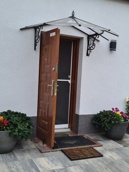 eleganckie zadaszenie drzwi z poliweglanu lily palram antracytowe daszki nad drzwi 5806